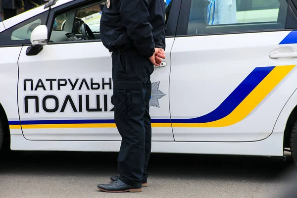 Ein Polizist Steht Der Nähe Eines Streifenwagens Mit Der Aufschrift — Stockfoto