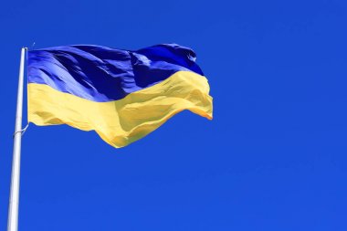 Ukrayna bayrağı. Ukrayna 'nın en büyük sarı mavi bayrağı Ukrayna' nın Kiev şehrinde bayrak direğinde.. 