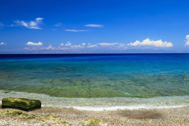 Pitoresk yaz plajı, Rodos güzel bir deniz üzerinde sörf hattında kayalar, Yunanistan, seyahat, rekreasyon, tatil konsepti. Deniz arka planı