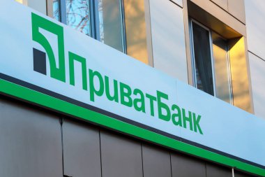 Dnepr city, Dnepropetrovsk, Ukrayna, 29 11 18. Privatbank yazıtLı büyük bir Ukrayna Privat Bankası'nın bir işareti. Finans departmanı