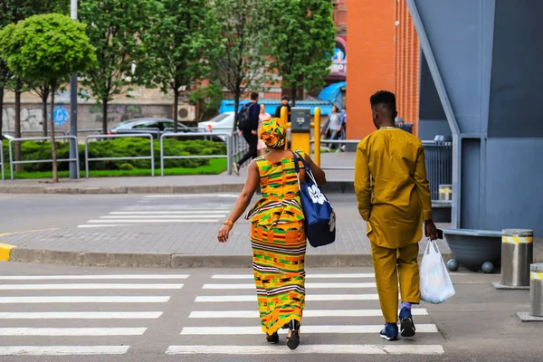 Afrikansk Flicka Och Ung Man Ljusgula Nationella Kläder Med Väskor — Stockfoto