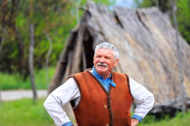 Petrikovka, Dnepropetrovsk bölgesi, 28 04 2019. Ukrayna kostümü yaşlı bir adam etnik festival, bahar, yaz gülümsüyor
