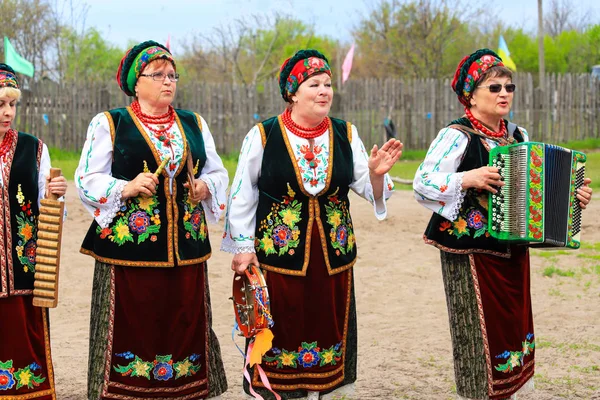 Petrikovka, regio Dnepropetrovsk, Oekraïne, 28 04 2019. Oudere vrouwen in de nationale Oekraïense kostuums spelen folk instrumenten op het festival. — Stockfoto