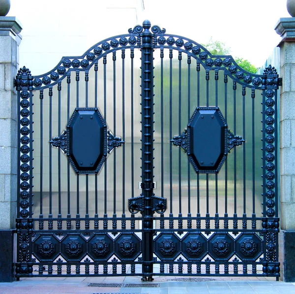 美しい青い装飾古典的な自動金属ゲート 鋳造金属製の錬鉄製の門 フェンスと家の入り口の装飾 — ストック写真