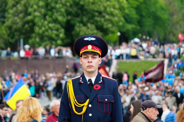 第尼普罗市，德涅普罗彼得罗夫斯克，乌克兰，2018年5月9日。在胜利日庆祝活动中，乌克兰军队的一名士兵站在光荣纪念碑附近的仪仗队. — 图库照片