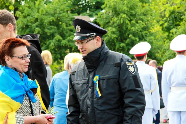 Dnipro, Dnepropetrovsk, Oekraïne, 12 mei 2018, een Oekraïense politieagent praat met een vrouw op een vakantie. Politieman in uniform, patrouille politie — Stockfoto