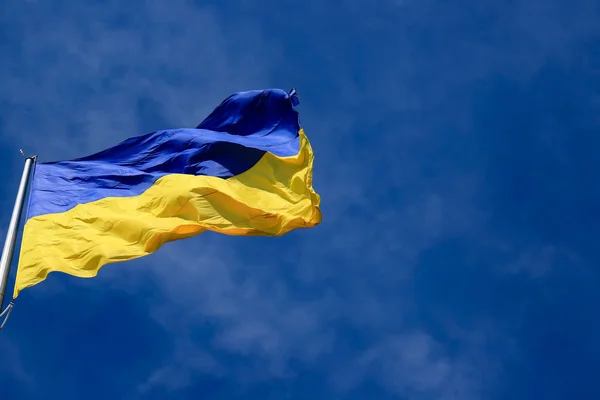 Mavi gökyüzünde Ukrayna büyük ulusal bayrak. Dnepr şehirde büyük sarı mavi Ukrayna devlet bayrağı, Dnepropetrovsk, İlkbahar, Yaz, Sonbahar
