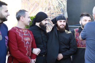 Dnipro city, Dnepropetrovsk, Ukrayna, 25 05 2018. Bani müzik grubundan Gürcü kostümlü erkekler festivalde verdiği konser sonrasında bir röportaj veriyorlar. Gürcistan Tatili