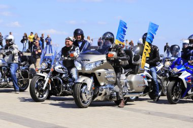 Dnipro, Ukrayna, 28 04, 2018. Sarı-mavi pennant ile güzel pahalı motosiklet motosikletsürücüleri, Dnepropetrovsk motosiklet sezonu açın. Ukrayna bayrağı, ilkbahar, yaz