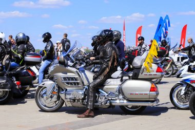 Dnipro, Ukrayna, 28 Nisan 2018. Sarı ve mavi pennant ile güzel pahalı motosiklet motosikletsürücüleri, Dnepropetrovsk motosiklet sezonu açın. Ukrayna bayrağı, ilkbahar, yaz,