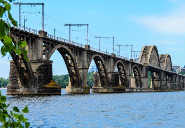 Dnepropetrovsk, Ukrayna Dinyeper nehri üzerinde eski kemer demiryolu Merefo-Kherson köprü ile Ukrayna Dnipro şehir güzel manzara. İlkbahar ve yaz aylarında köprü