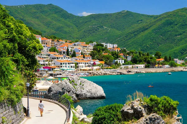 Pitoresk şehir Herceg Novi, Karadağ, dağlarda, Kotor kıyısında. Herceg Novi doğal yazlık manzara. Crna Gora'da Bahar
