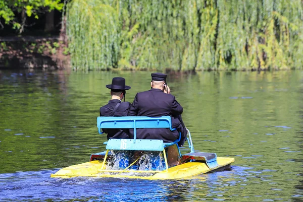 宗教犹太人2 身着传统黑色衣服的哈西德犹太人在乌克兰乌曼公园的湖上骑着一辆古老的双体船 犹太新年时间 — 图库照片