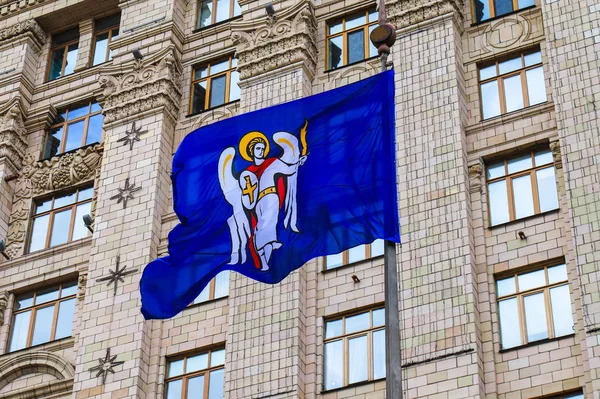 Bandeira azul de Kiev, a capital da Ucrânia, com um brasão de armas no fundo do prédio de escritórios do prefeito de Kiev, conselho da cidade, Prefeitura de Kiev — Fotografia de Stock