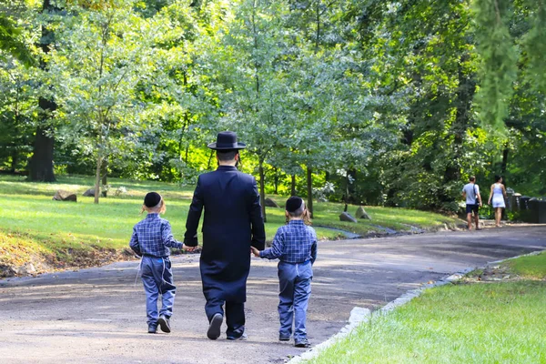 Религиозный Еврей Семья Хасидских Евреев Мужчина Детьми Прогуливается Осеннему Парку — стоковое фото