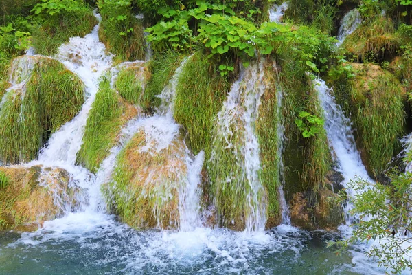 Wasserfall zwischen großen Steinen im Landschaftspark Plitvicer Seen, Kroatien im Frühling oder Sommer. Kroatische Wasserfälle, Berge und Natur. — Stockfoto