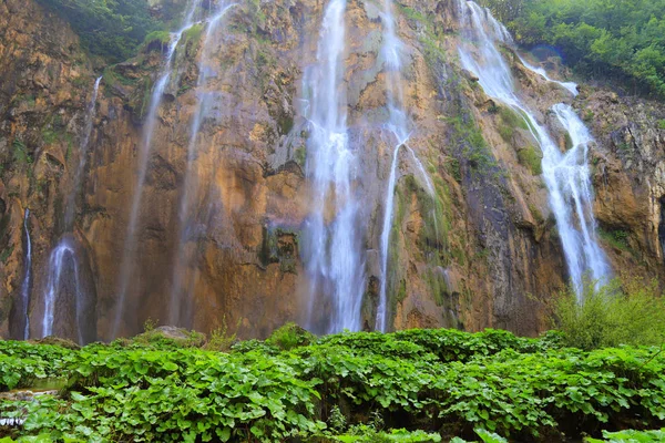 Ein Wasserfall zwischen großen Steinen im Landschaftspark Plitvicer Seen, Kroatien im Frühling oder Sommer. Kroatische Wasserfälle, Berge und Natur. — Stockfoto