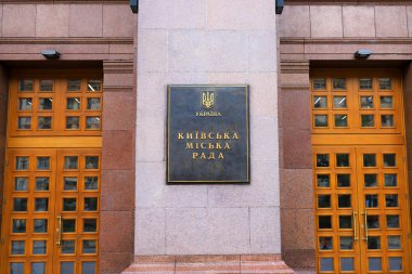 Ukrayna 'da bir yazıt ile bina bir işaret-Kiev Şehir Konseyi, Kiev Idaresi, ve Ukrayna amblemi, Ukraynalı başkenti