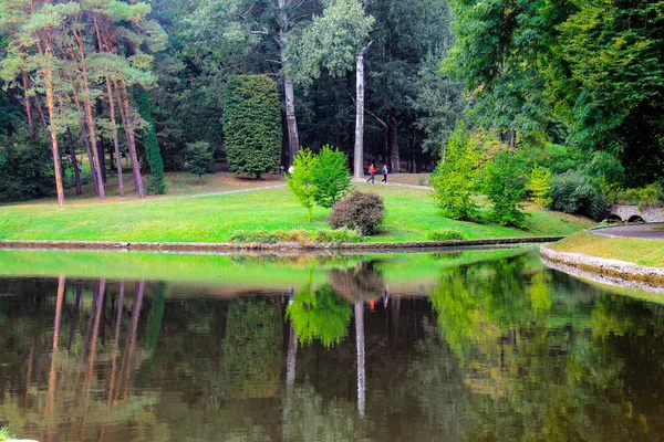 Paisagem florestal, lago na floresta no parque nacional Sofiyivka em Uman, Ucrânia, árvores são refletidas na água. Primavera, verão, férias de outono — Fotografia de Stock