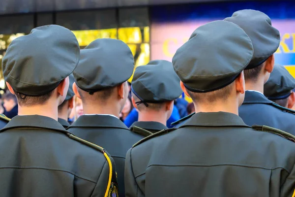 Soldados del ejército ucraniano durante el desfile. El ejército de Ucrania, las fuerzas armadas de Ucrania, la guerra de Ucrania, el conflicto — Foto de Stock