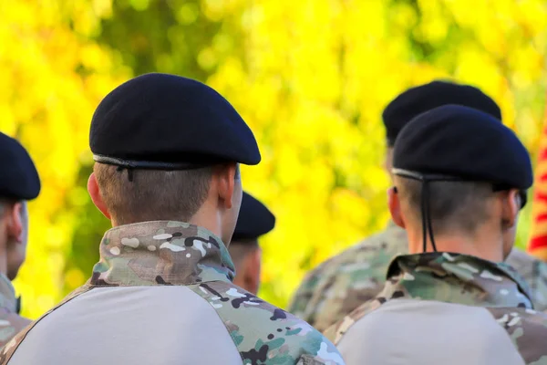 Soldados del ejército ucraniano durante el desfile en el otoño. El ejército de Ucrania, las fuerzas armadas de Ucrania, la guerra de Ucrania, el conflicto, el otoño —  Fotos de Stock