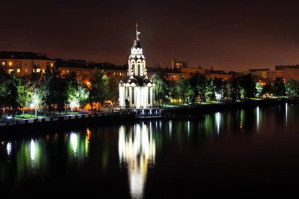 Ville nocturne. Belle église avec éclairage la nuit, lumières réfléchies dans l'eau. Vue de la ville ukrainienne Dnepropetrovsk, Dnipro, Ukraine — Photo