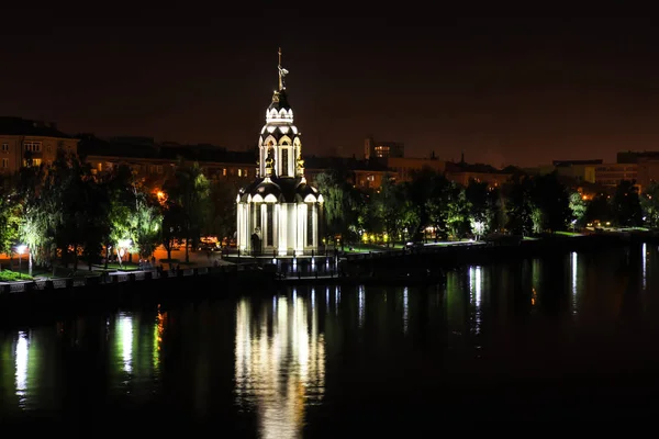 Paysage nocturne. Belle église avec éclairage la nuit, lumières réfléchies dans l'eau. Vue de la ville ukrainienne Dnepropetrovsk, Dnipro, Ukraine — Photo