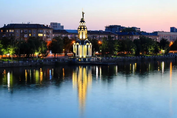 Night City. Vacker kyrka med lysande på natten, ljus reflekteras i vattnet. Beskåda av den ukrainska staden Dnepropetrovsk, Dnipro, Ukraina — Stockfoto