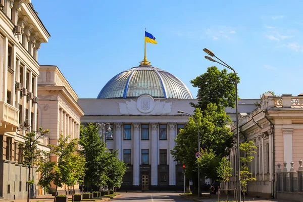 Вулиця в Києві, на якій знаходиться Український парламент, Верховна Рада, законодавча гілка України, прапор. — стокове фото