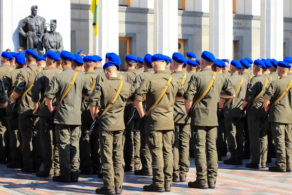 Strijdkrachten van Oekraïne, nationale garde, Kiev. Soldaten van het Oekraïense leger in blauwe baretten staan in het militaire systeem in de buurt van Verkhovna Rada, het Parlement in Kiev. Oekraïense Oorlog, conflic — Stockfoto