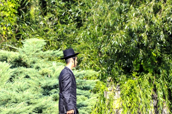 Oeman, Oekraïne 11,09 2018. Een jonge Jood Hasid jongen staat in Uman park, de tijd van het Joodse Nieuwjaar, religieuze Jood — Stockfoto