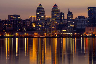 Gece büyük şehir. Güzel yüksek binalar, gökdelenler ve akşamları Nehir üzerinde kuleleri. Dnipro şehir, Dnepropetrovsk, Ukrayna, ilkbahar, sonbahar, yaz