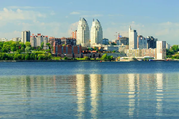 Nehre yakın büyük bir şehir. Güzel kuleler, binalar ve gökdelenler yaz sabahı erken saatlerde Dinyeper Nehri'nin suyuna yansır. Dnepropetrovsk, şehir Dnipro, Ukrayna.