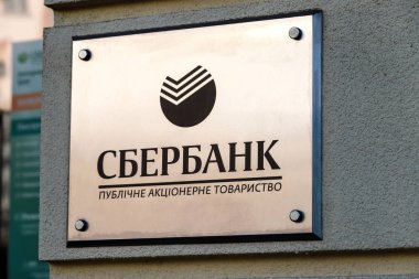 Dnipro city, Dnepropetrovsk, Ukrayna, 11.29 2018. Sberbank'ın ofisinde asılı bir isim plakası. Rus devlet bankası Sber bankasının işareti, ruble yerleşimleri.
