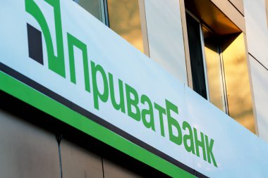 Dnipro city, Dnepropetrovsk, Ukrayna, 29 11 18. Privatbank yazıtLı Ukrayna Privat Bank'ın bir işareti. Finans departmanı, Grivnası para mevduat
