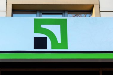 Dnipro city, Dnepropetrovsk, Ukrayna, 29 11 18. Privatbank logosu Finans departmanında asılı. Ukrayna devlet Privat Bank bir işareti