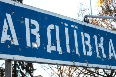 Ukrayna Avdiivka yazıt ile yol işareti, Donetsk bölge kasabası, Donbass savaş sırasında mermi tarafından kırık, Ukrayna. Ukrayna'nın doğusunda silahlı çatışma, Ukrayna savaşı