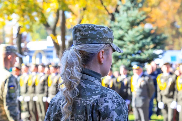 Flicka soldat av den ukrainska armén står i paraden. Försvarare av Ukrainas dag. Väpnade styrkor i Ukraina. Ukrainska kriget, konflikt. Dnipro City — Stockfoto