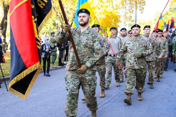 Dnipro stad, Oekraïne, 10 14 2018. Verdediger van Oekraïne dag. Soldaten van het vrijwilligers bataljon van het Oekraïense leger Mars op de parade. Krijgsmacht van Oekraïne, Oekraïense Oorlog — Stockfoto