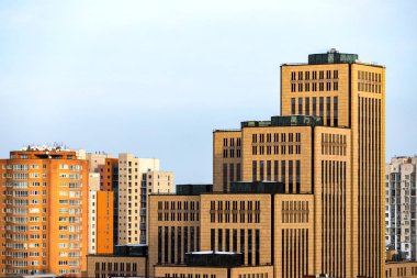 Dnipro city, Dnepropetrovsk Ukrayna büyük şehir, yüksek sarı binalar, kuleler ve gökdelenler görünümü.