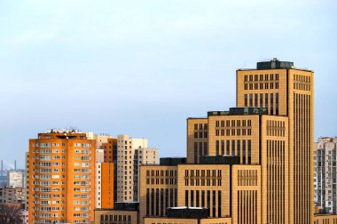 Dnipro şehir, Dnepropetrovsk Ukrayna şehir merkezinde büyük şehir, yüksek sarı binalar, kuleler ve gökdelenler görünümü.