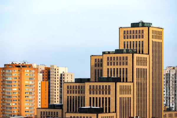 Dnipro city, Dnepropetrovsk Ukrayna büyük şehir, yüksek sarı binalar, kuleler ve gökdelenler görünümü.