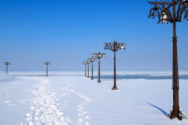 Vintage metal fenerler, Dnepropetrovsk, Dnipro şehir, Ukrayna ile bir nehir ve dolgu mavi kış manzara,