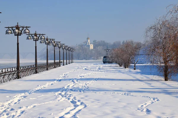 Blauwe winter landschap van Dijk in de buurt van de rivier met vintage metalen lantaarns, Dnepropetrovsk, Dnipro stad, Oekraïne, — Stockfoto