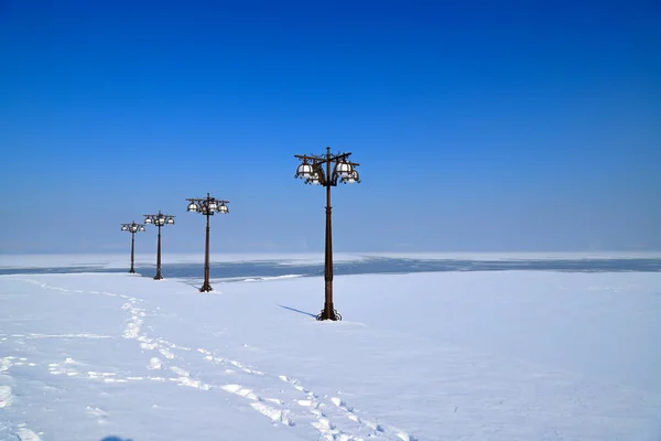 ヴィンテージ金属灯籠、ドネプロペトロフスク、ドニプロ市、ウクライナと川と堤防の青い冬の風景, — ストック写真