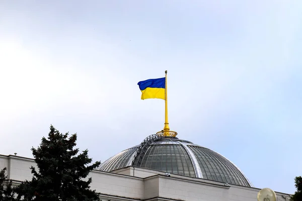 Ukrayna Parlamentosu 'nun başkenti Kyiv' in başkenti Verkhovna Rada 'nın kubbesinde ulusal sarı Ukrayna bayrağı
