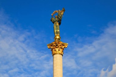 Kyiv, Ukrayna, 29 09 2019. Ukrayna 'nın İndependence Meydanı, Meydan' daki Bağımsızlık Anıtı, Ukrayna 'nın Kiev şehrinde, güzel mavi gökyüzü ve uzay metninin arka planında