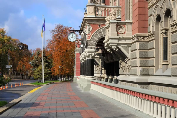 Hermosa calle cerca del Banco Nacional Estatal de Ucrania en la ciudad ucraniana de Kiev. Banco Central en un día soleado de otoño. Calle Institutska — Foto de Stock