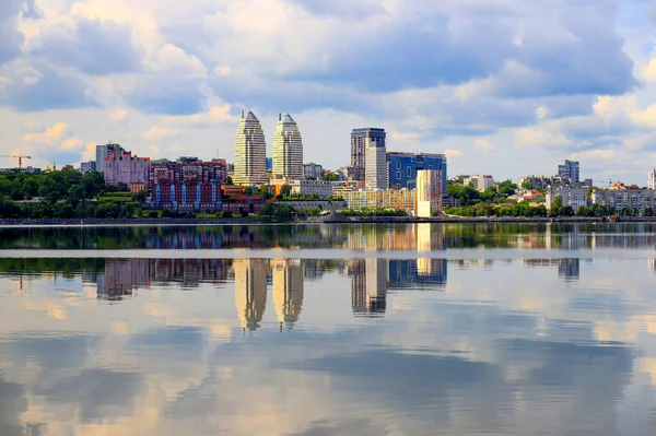 Vista Para Rio Verão Uma Cidade Grande Nuvens Sobre Dnieper — Fotografia de Stock