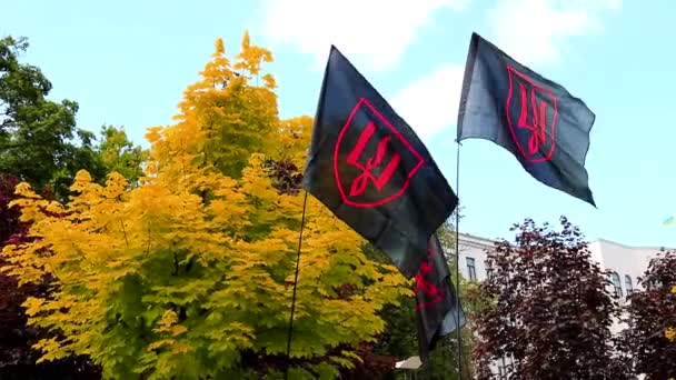 Eine Rot Schwarz Patriotische Ukrainische Flagge Mit Einem Roten Wappen — Stockvideo